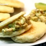 Arepas rellenas de aguacate, pollo y mayonesa