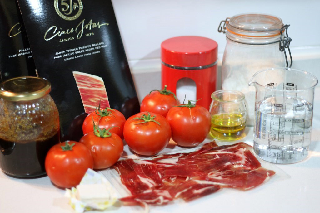 Bocaditos de jamón con setas y tomate