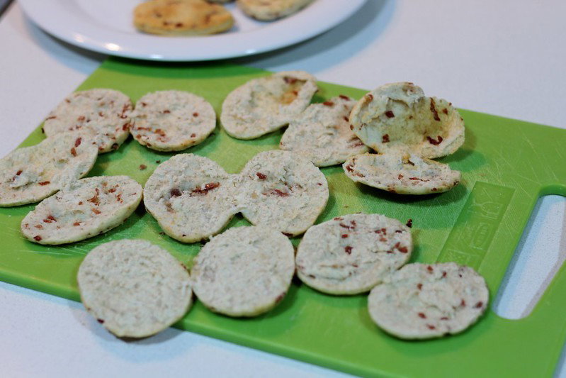 Bocaditos de jamón con setas y tomate