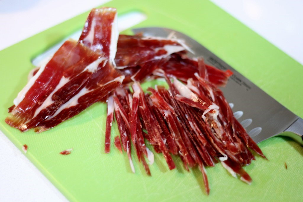 Bocaditos de jamón con setas y tomate
