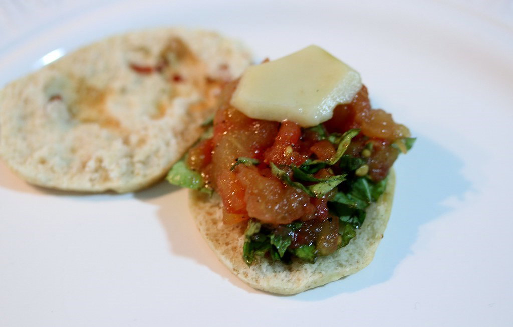 Bocaditos de jamón con setas y tomate