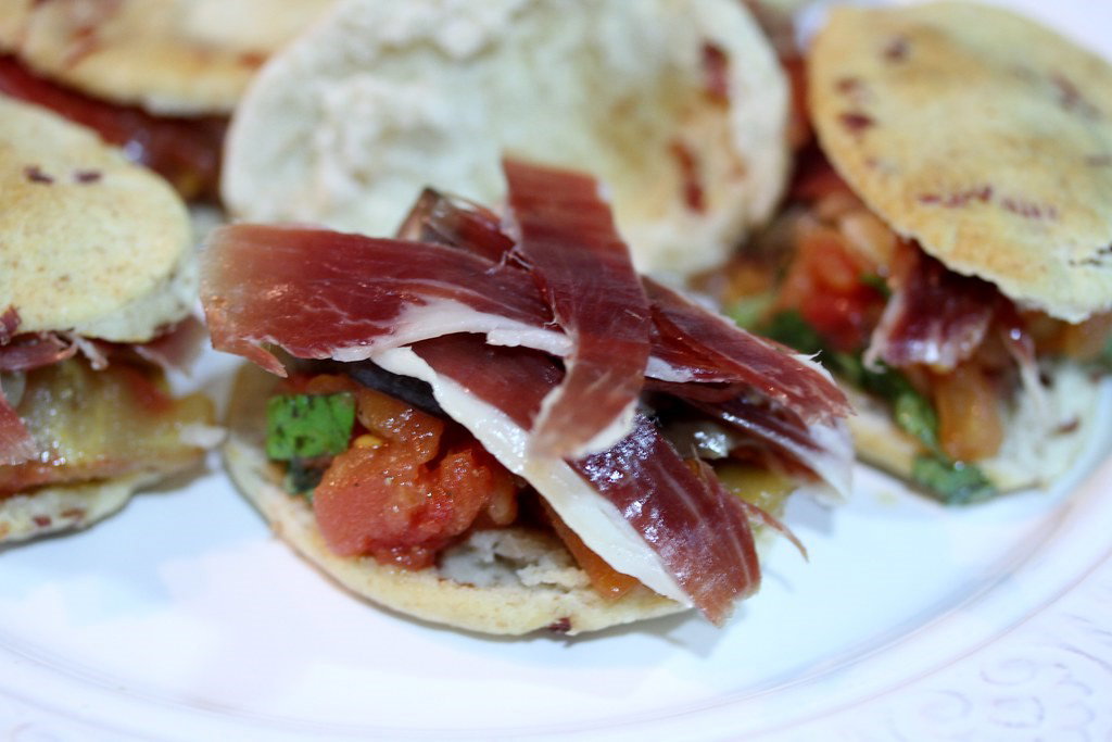 Bocaditos de jamón con setas y tomate