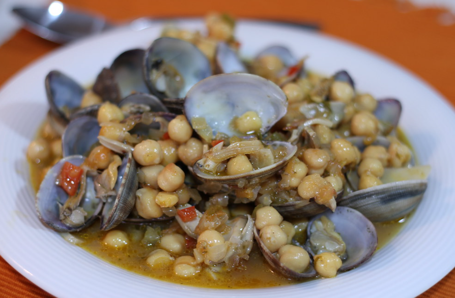 Garbanzos a la marinera con almejas y setas