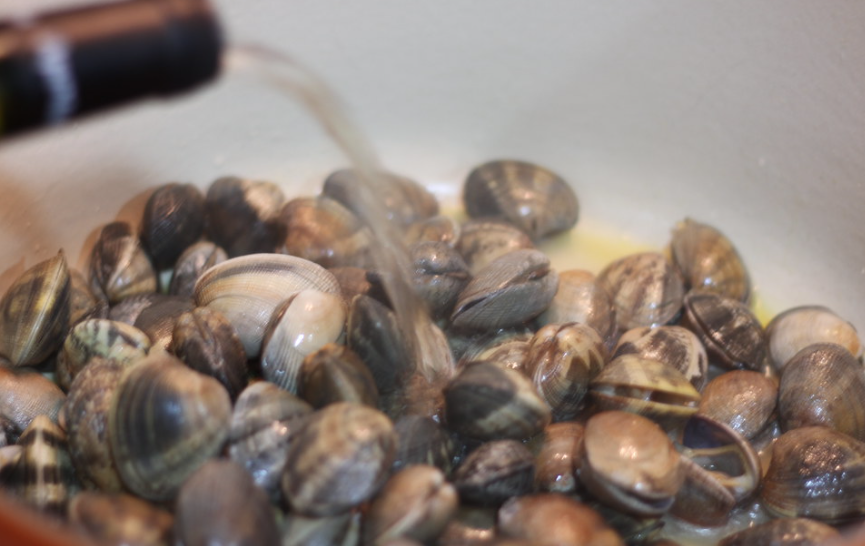 Garbanzos a la marinera con almejas y setas
