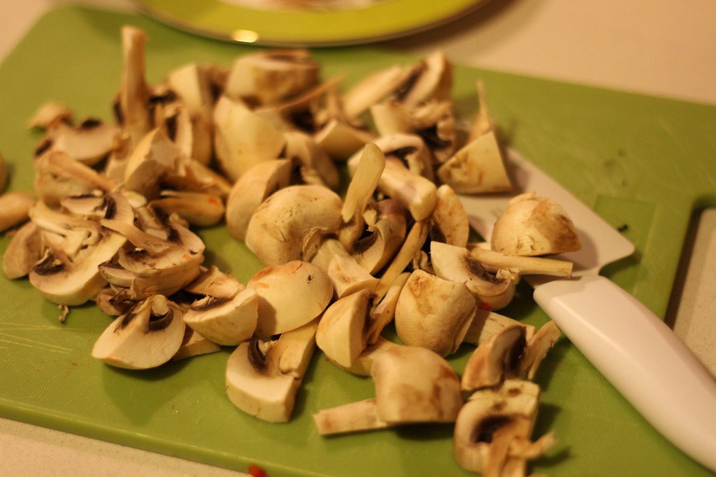 Garbanzos con setas y rape. Receta de Otoño