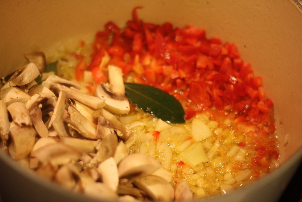 Garbanzos con setas y rape. Receta de Otoño
