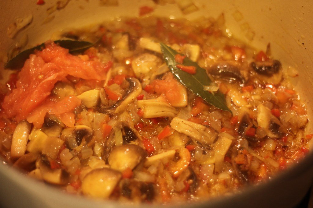 Garbanzos con setas y rape. Receta de Otoño