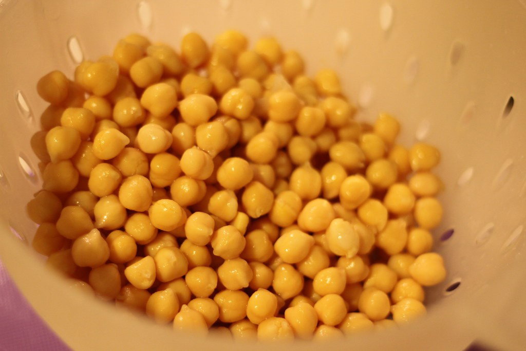 Garbanzos con setas y rape. Receta de Otoño