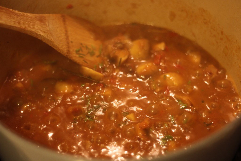 Garbanzos con setas y rape. Receta de Otoño