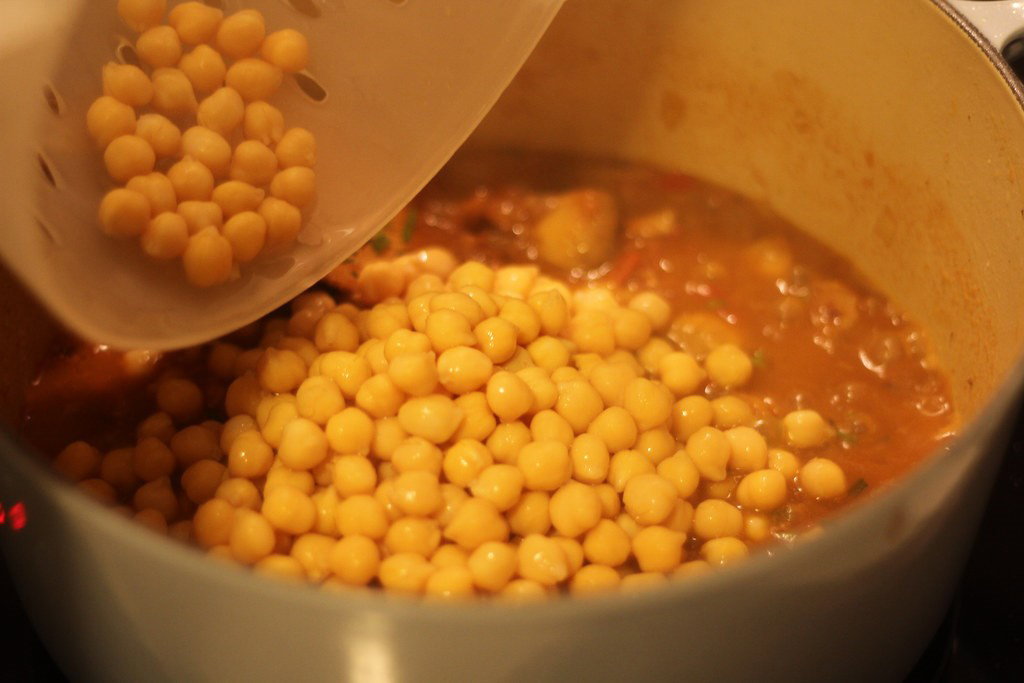 Garbanzos con setas y rape. Receta de Otoño