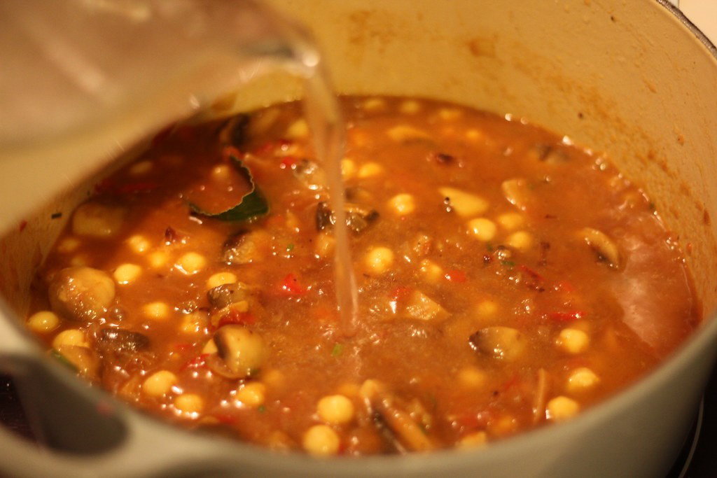 Garbanzos con setas y rape. Receta de Otoño