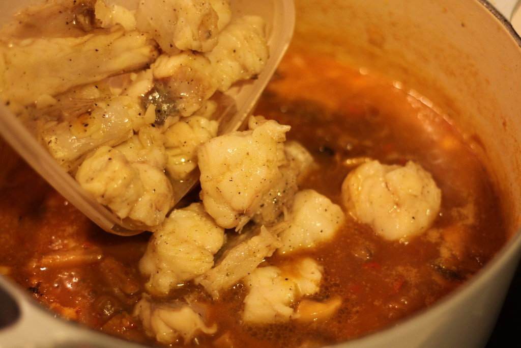 Garbanzos con setas y rape. Receta de Otoño