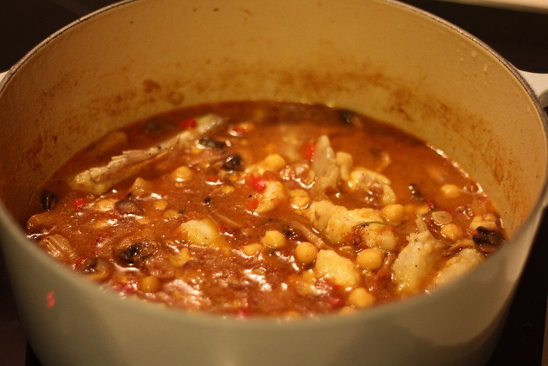 Garbanzos con setas y rape. Receta de Otoño