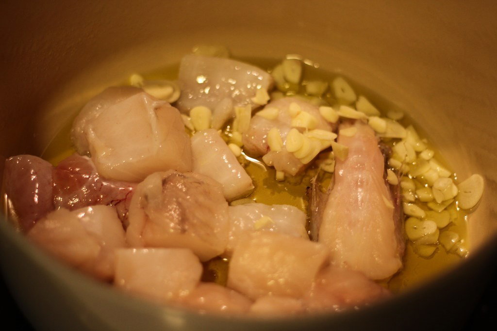Garbanzos con setas y rape. Receta de Otoño