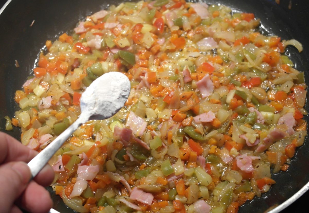 Patatas rellenas de verduras y bacon al horno