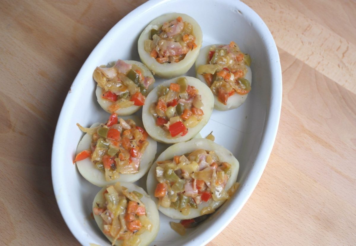 Patatas rellenas de verduras y bacon al horno