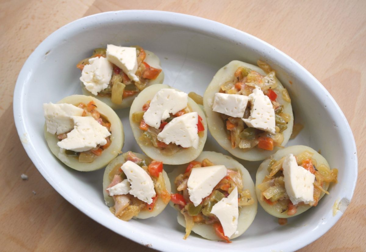 Patatas rellenas de verduras y bacon al horno