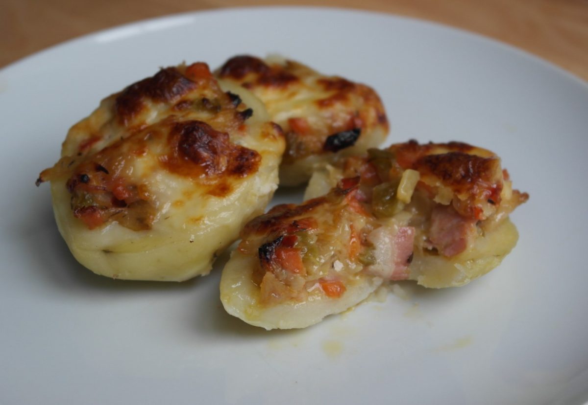 Patatas rellenas de verduras y bacon al horno