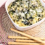 Tallarines con salsa de queso y espinacas. Receta de pasta fácil