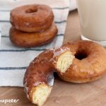 Cómo hacer donuts caseros. Receta de unos donuts glaseados y muy esponjosos