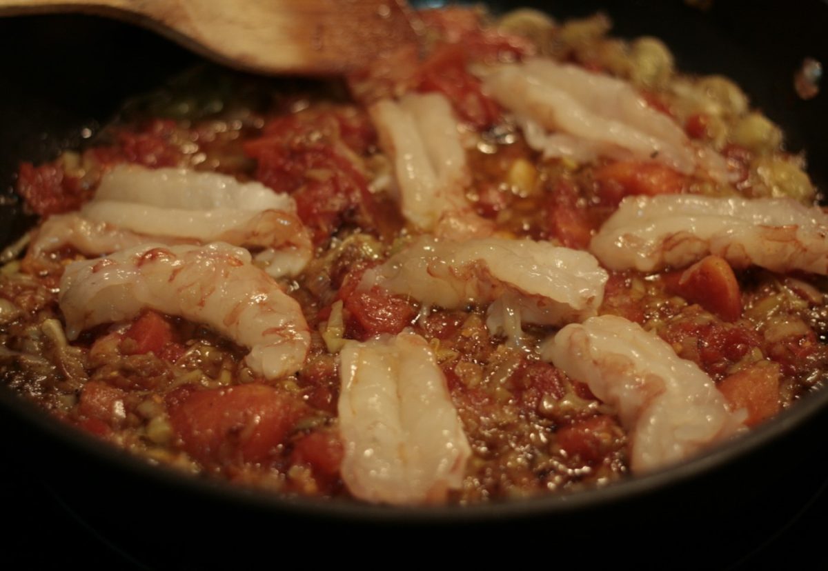 Espaguetis con marlín, atún y gambones. Receta con ahumados