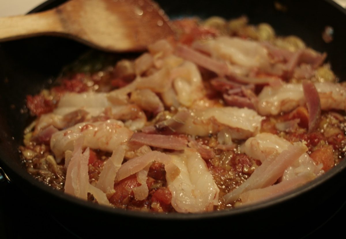 Espaguetis con marlín, atún y gambones. Receta con ahumados