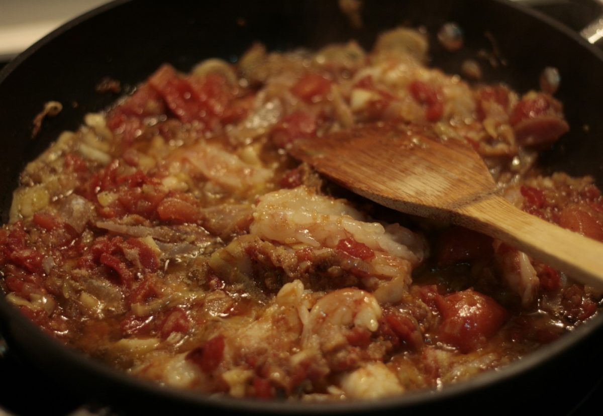 Espaguetis con marlín, atún y gambones. Receta con ahumados