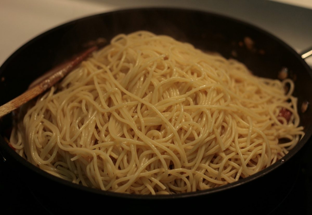 Espaguetis con marlín, atún y gambones. Receta con ahumados