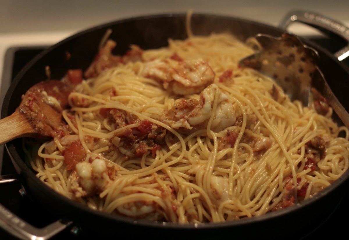 Espaguetis con marlín, atún y gambones. Receta con ahumados