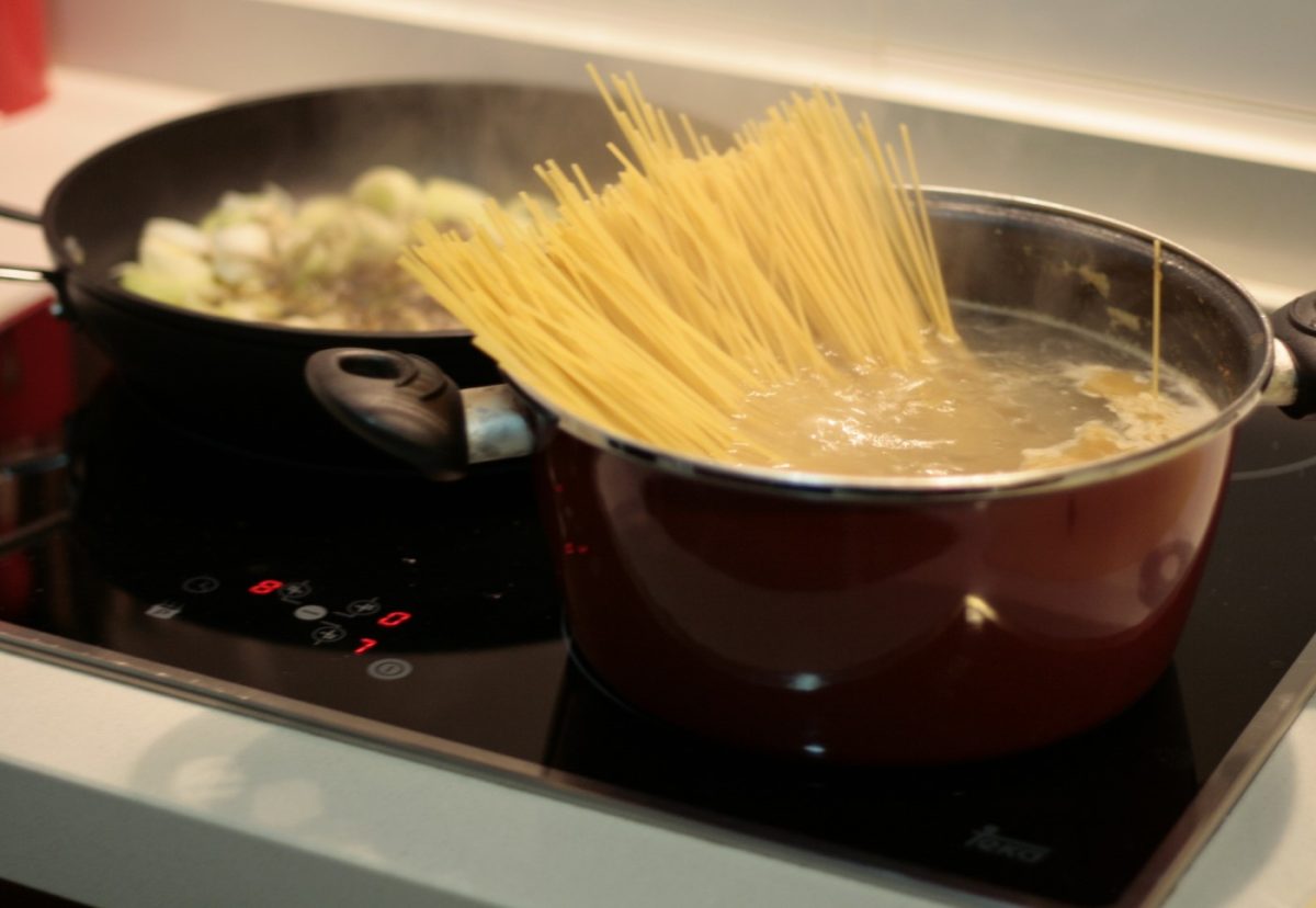 Espaguetis con marlín, atún y gambones. Receta con ahumados