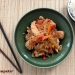 Chop suey de pollo con arroz blanco. Receta china