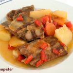 Costillas de cerdo guisadas con patatas
