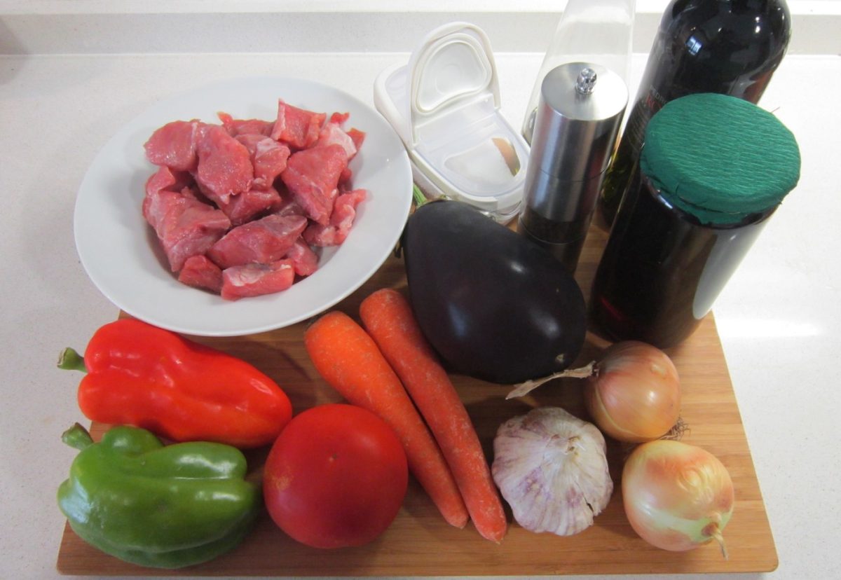 Carne guisada en salsa de verduras y miel