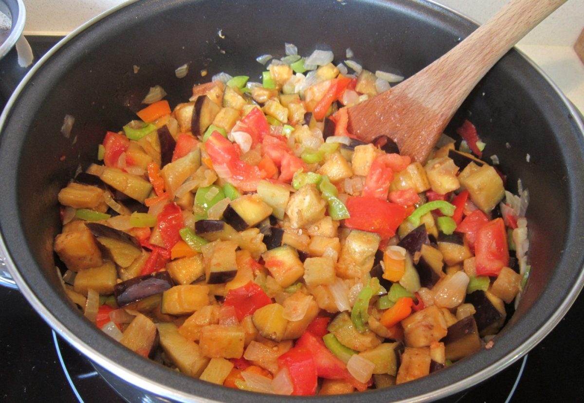 Carne guisada en salsa de verduras y miel