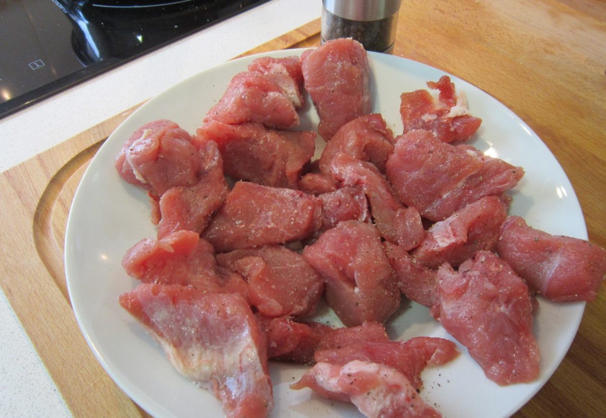 Carne guisada en salsa de verduras y miel