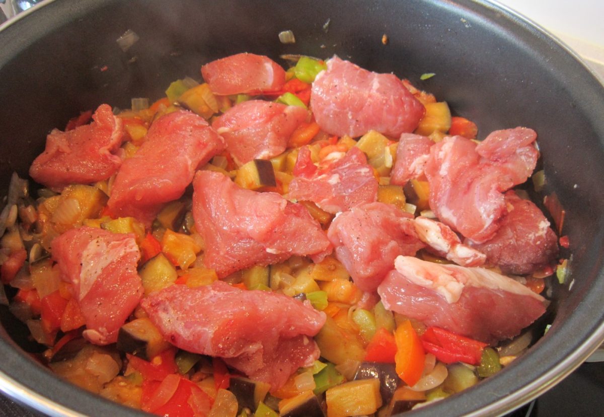 Carne guisada en salsa de verduras y miel