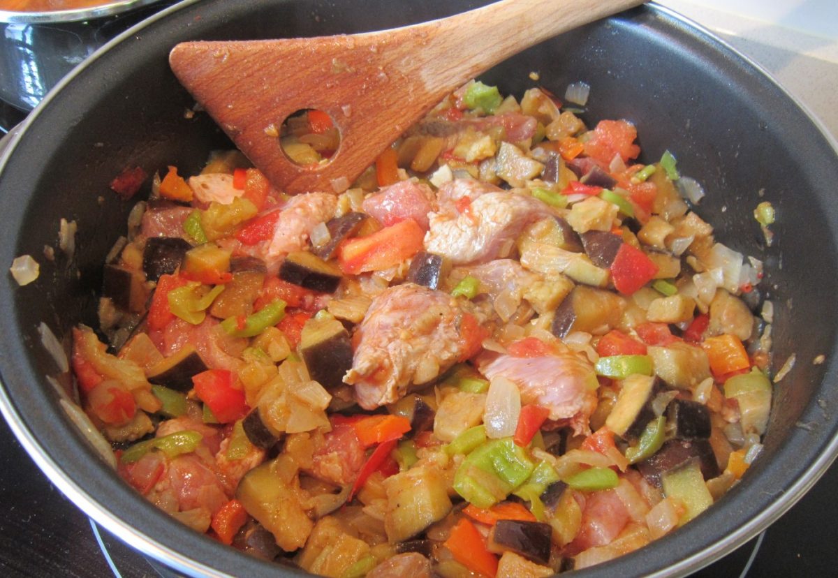 Carne guisada en salsa de verduras y miel