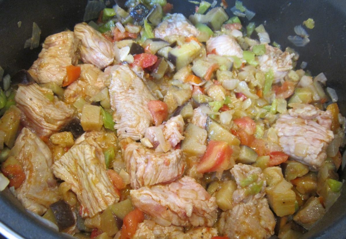 Carne guisada en salsa de verduras y miel
