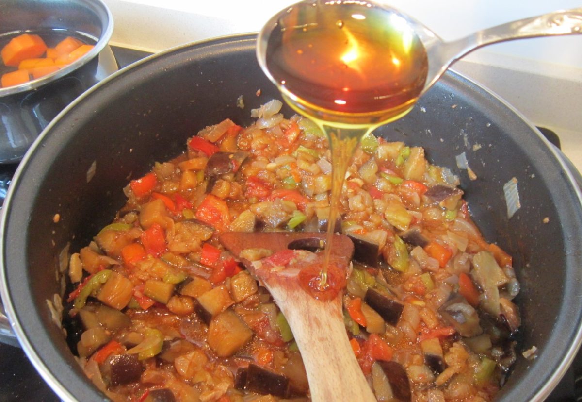 Carne guisada en salsa de verduras y miel