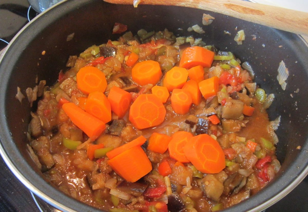 Carne guisada en salsa de verduras y miel