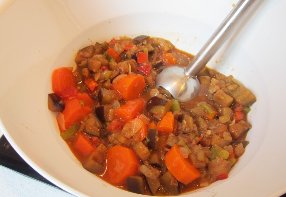 Carne guisada en salsa de verduras y miel