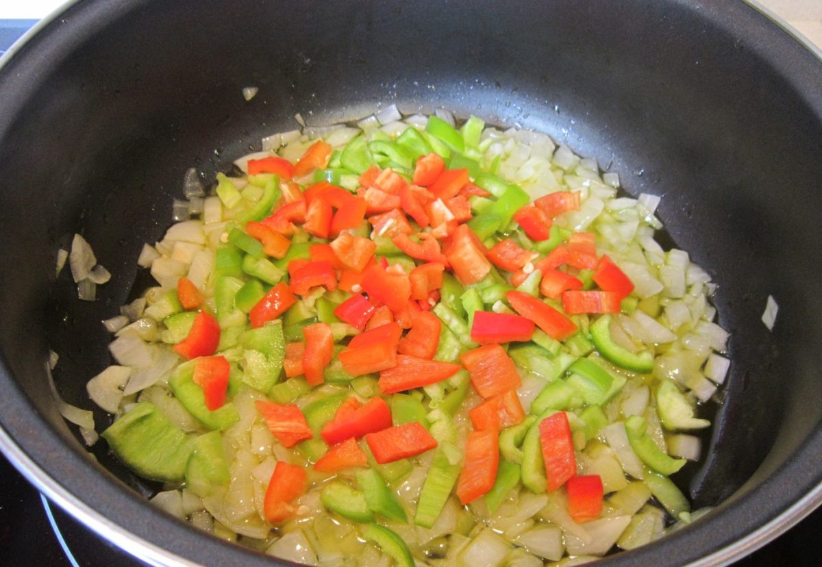 Carne guisada en salsa de verduras y miel