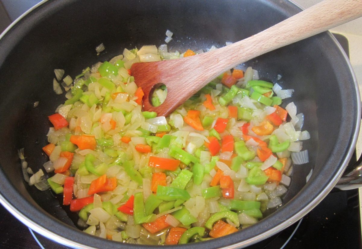 Carne guisada en salsa de verduras y miel