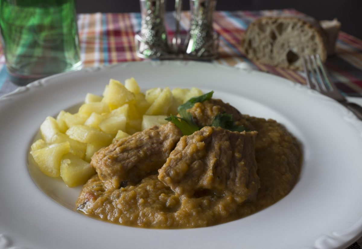 Carne guisada en salsa de verduras y miel
