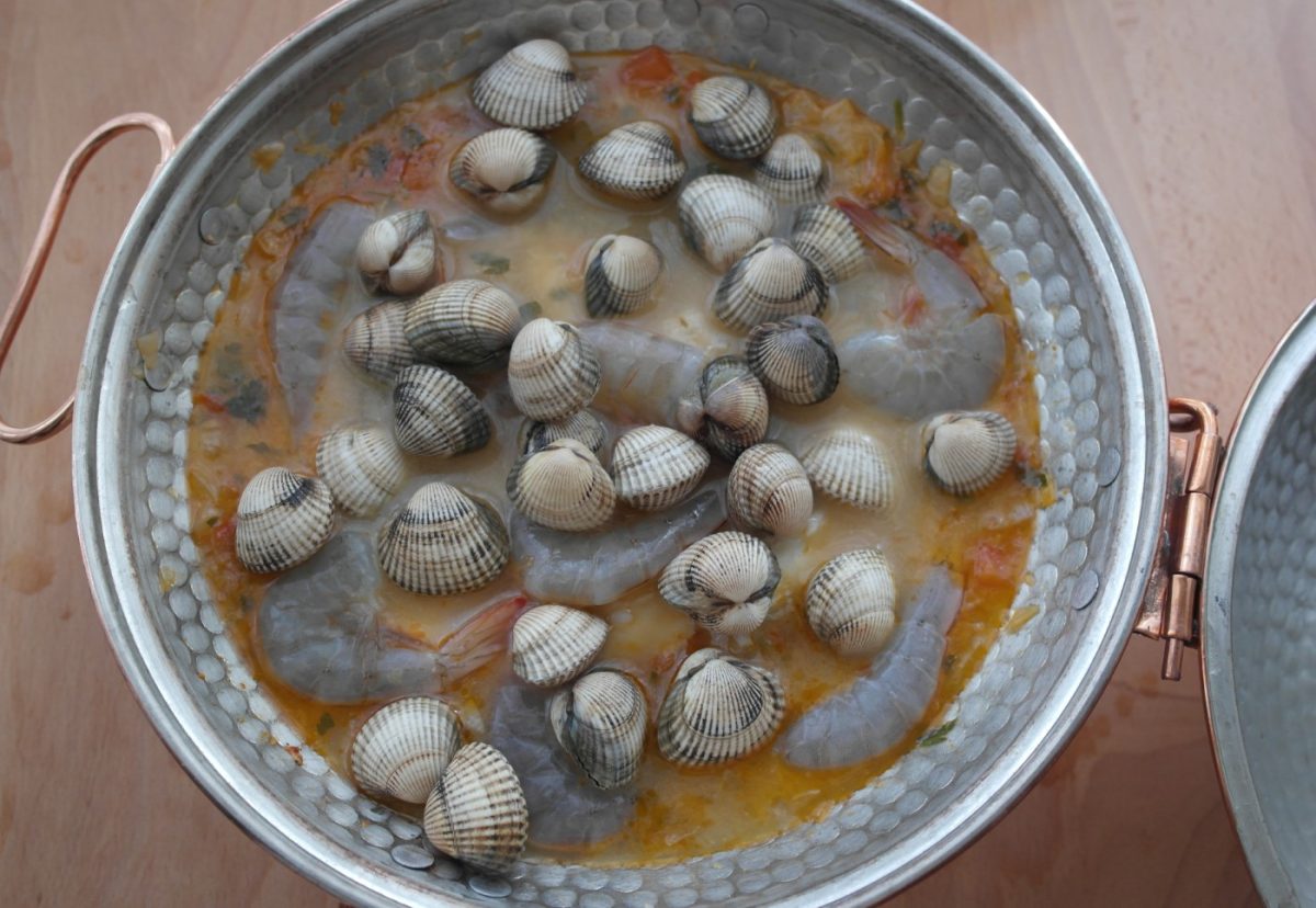Cataplana de pescado y mariscos. Receta portuguesa
