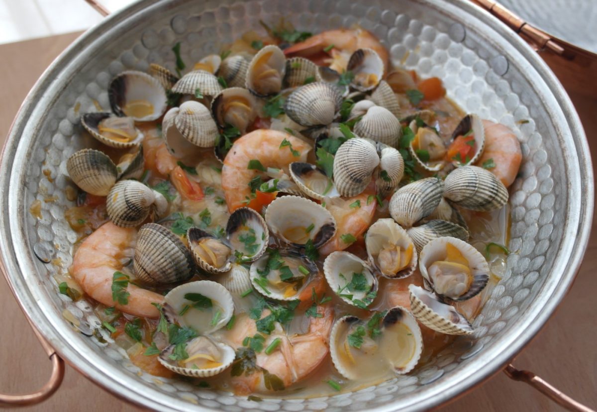 Cataplana de pescado y mariscos. Receta portuguesa