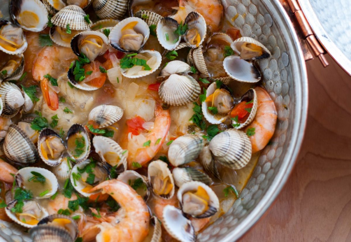 Cataplana de pescado y mariscos. Receta portuguesa