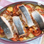 Salmón al horno con verduras y patatas