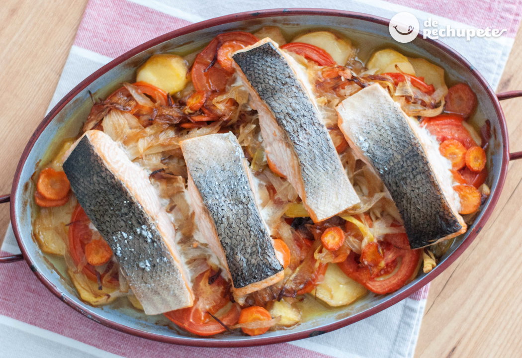 Salmón al horno con verduras y patatas