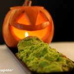 Calabaza con guacamole. Receta de Halloween